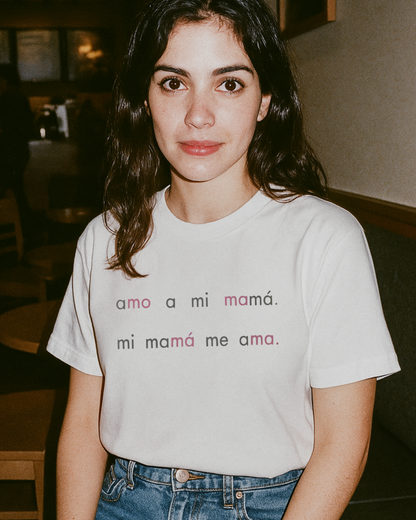 amo a mi mamá | Classic Unisex Crewneck T-shirt